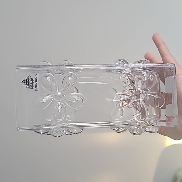 Vintage embossed daisy clear bud vase - Picture 3 of 8